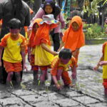 Liburan Anak Lebih Bermakna di Villa Kancil: Serunya Belajar Menanam Padi & Tangkap Ikan!