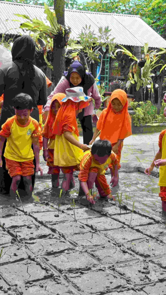 Liburan Anak Lebih Bermakna di Villa Kancil: Serunya Belajar Menanam Padi & Tangkap Ikan!